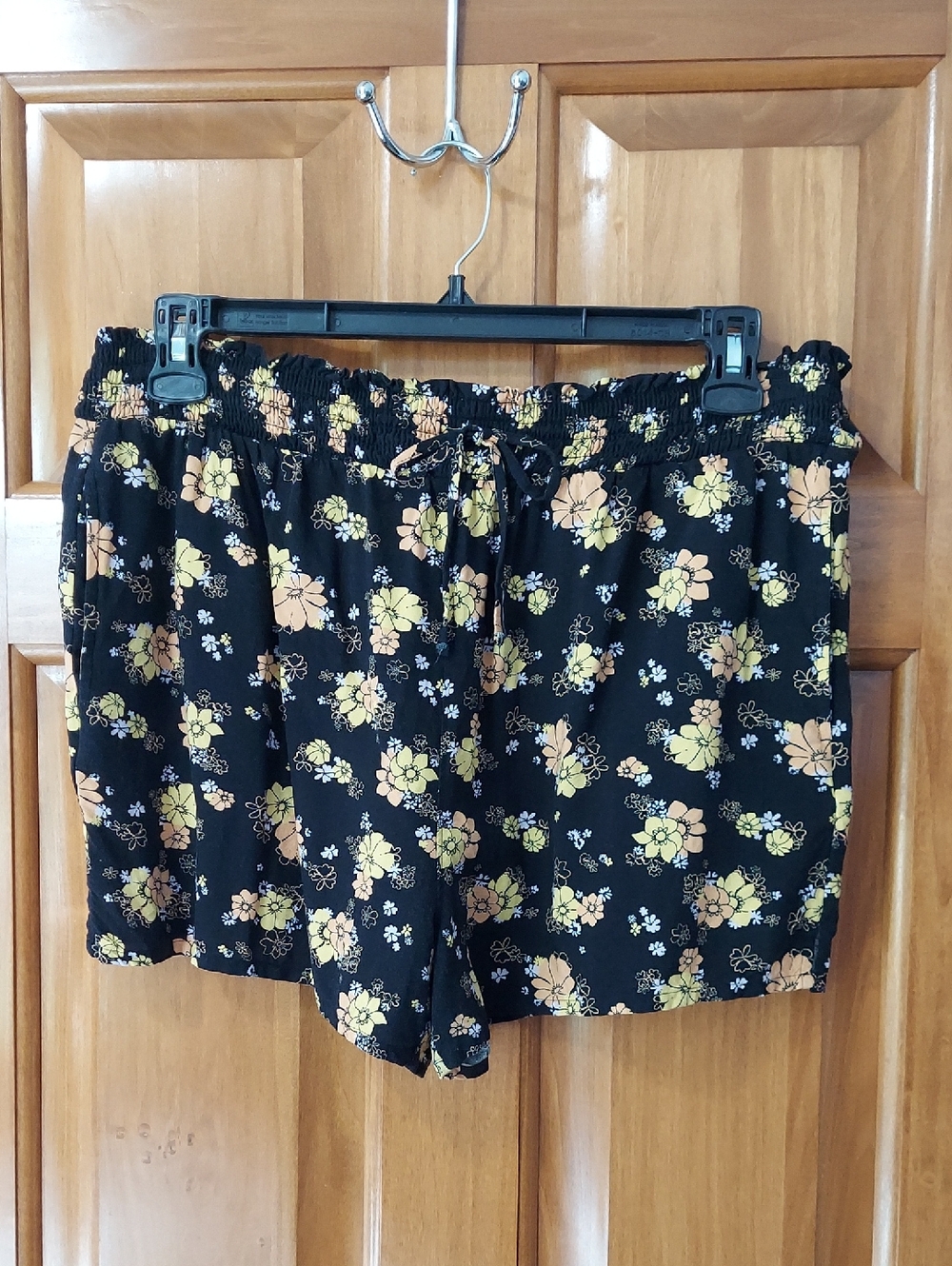 Chic Design High Waist Black and Yellow Flowy Floral Shorts, Size 1X, Like New